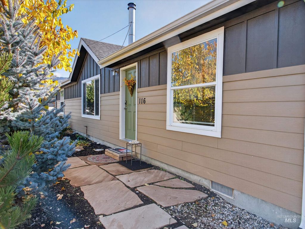 Photo of 116 S Riverside Dr, Horseshoe Bend, ID 83629 (MLS # 98965432)