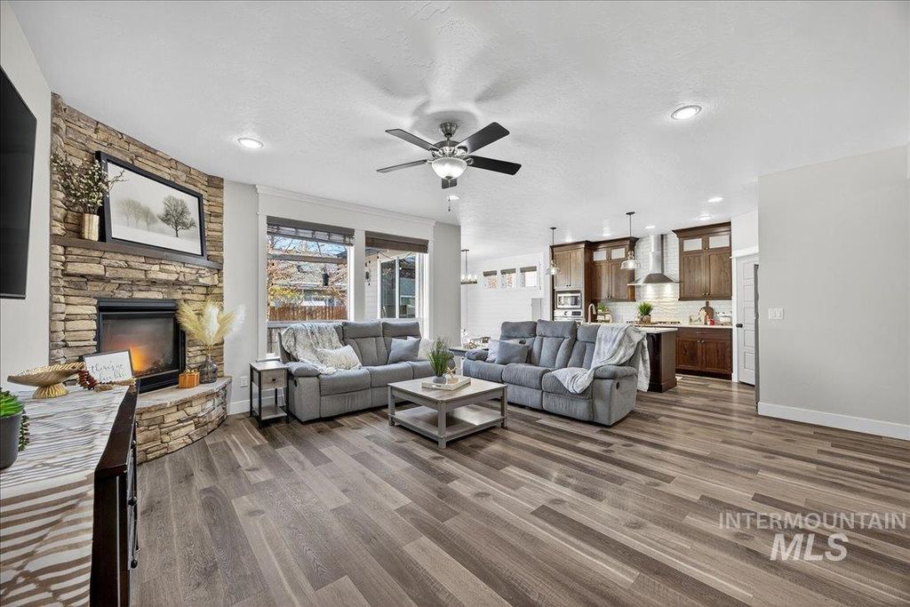 Photo of 2120 N Woodcreek St, Boise, ID 83704 (MLS # 98971293)