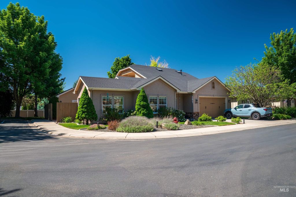 Photo of 2655 E Piccadilly Ln, Eagle, ID 83616 (MLS # 98986429)