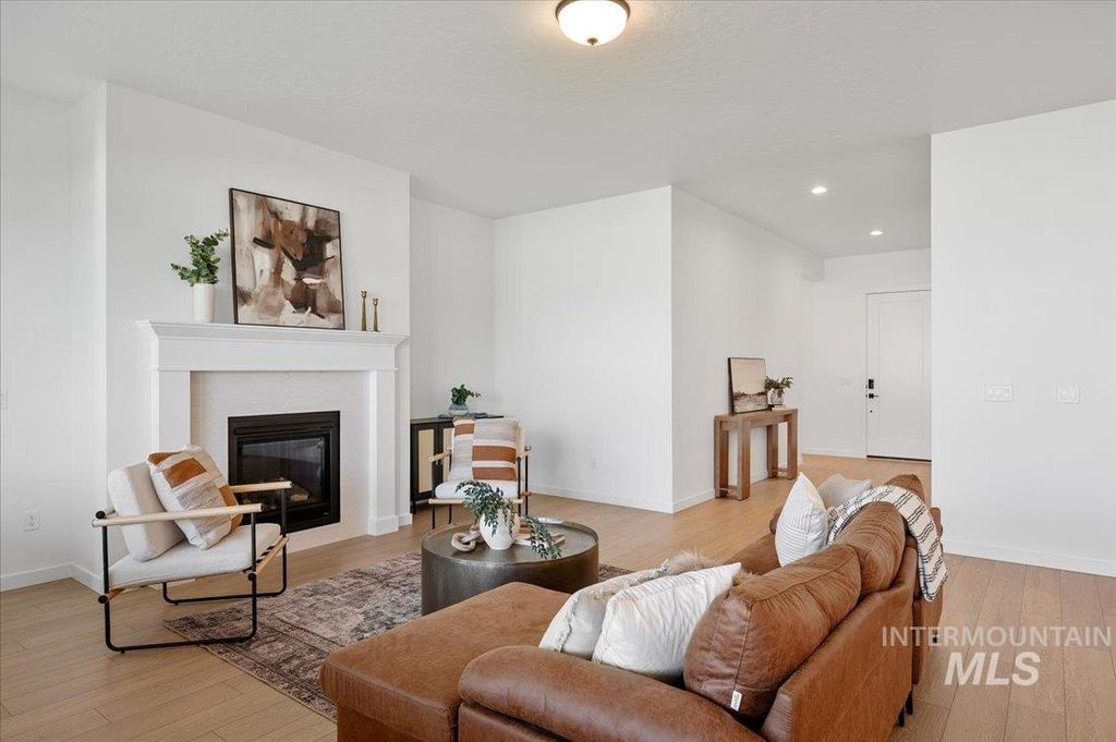 Photo of 5182 W River Oaks Dr, Meridian, ID 83646 (MLS # 98975024)