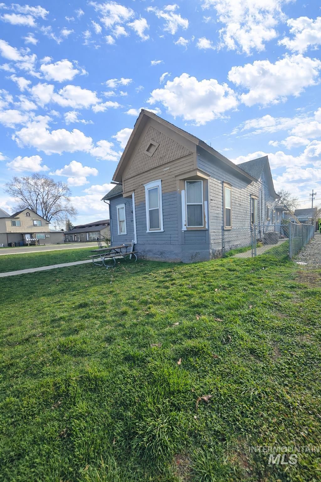 Photo of 824 E Chicago St, Caldwell, ID 83605 (MLS # 98976201)