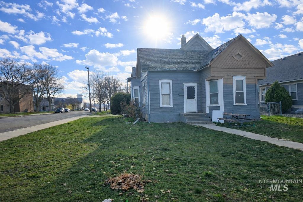 Photo of 824 E Chicago St, Caldwell, ID 83605 (MLS # 98976201)