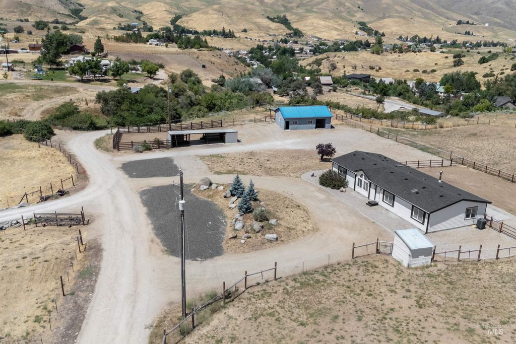 Photo of 18 Quail Road, Horseshoe Bend, ID 83629 (MLS # 98964838)