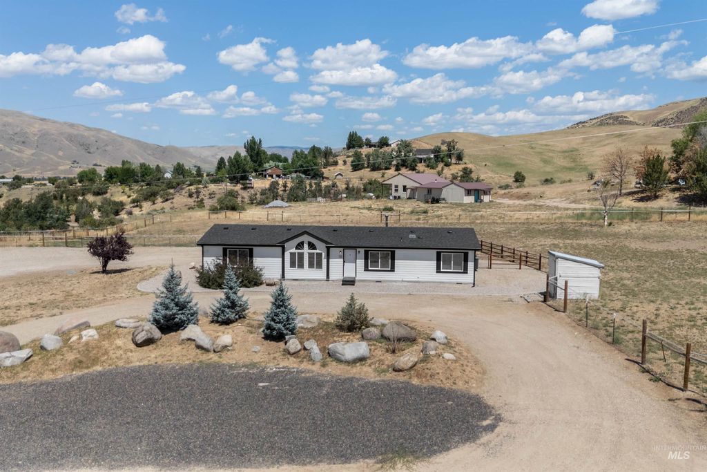 Photo of 18 Quail Road, Horseshoe Bend, ID 83629 (MLS # 98964838)