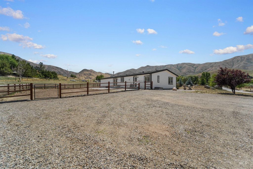 Photo of 18 Quail Road, Horseshoe Bend, ID 83629 (MLS # 98964838)