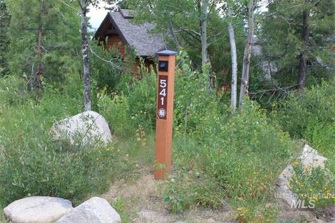 Photo of 541 Whitewater Dr, Donnelly, ID 83615 (MLS # 98965231)