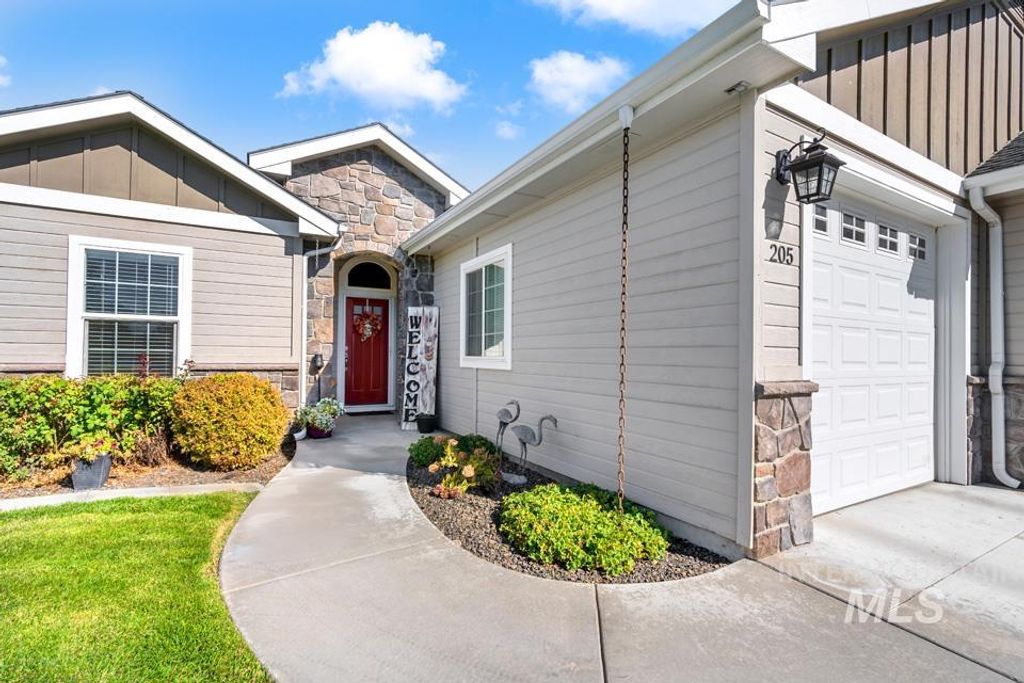 Photo of 205 E Garret St, New Plymouth, ID 83655 (MLS # 98964059)