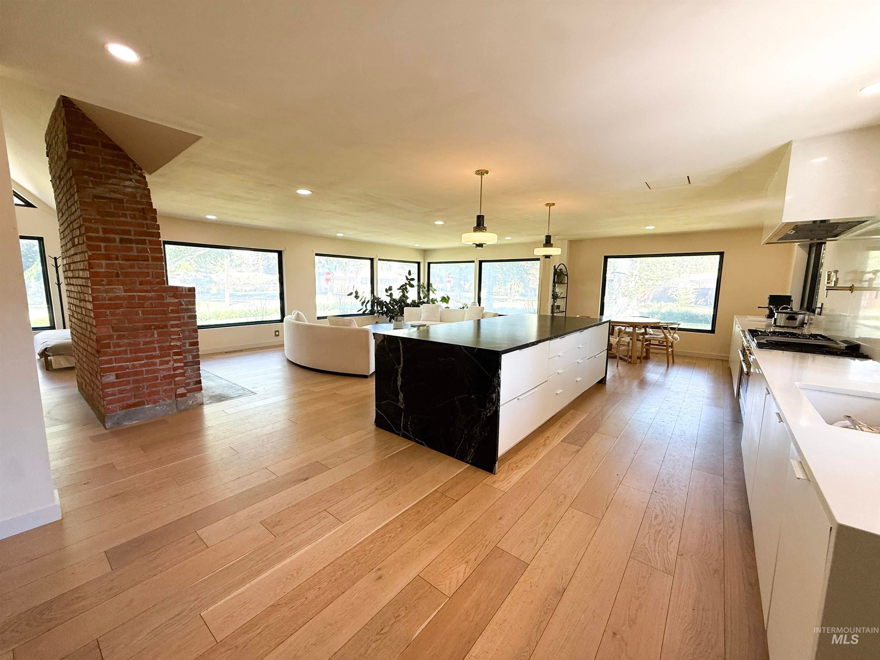 5605 W Plymouth
