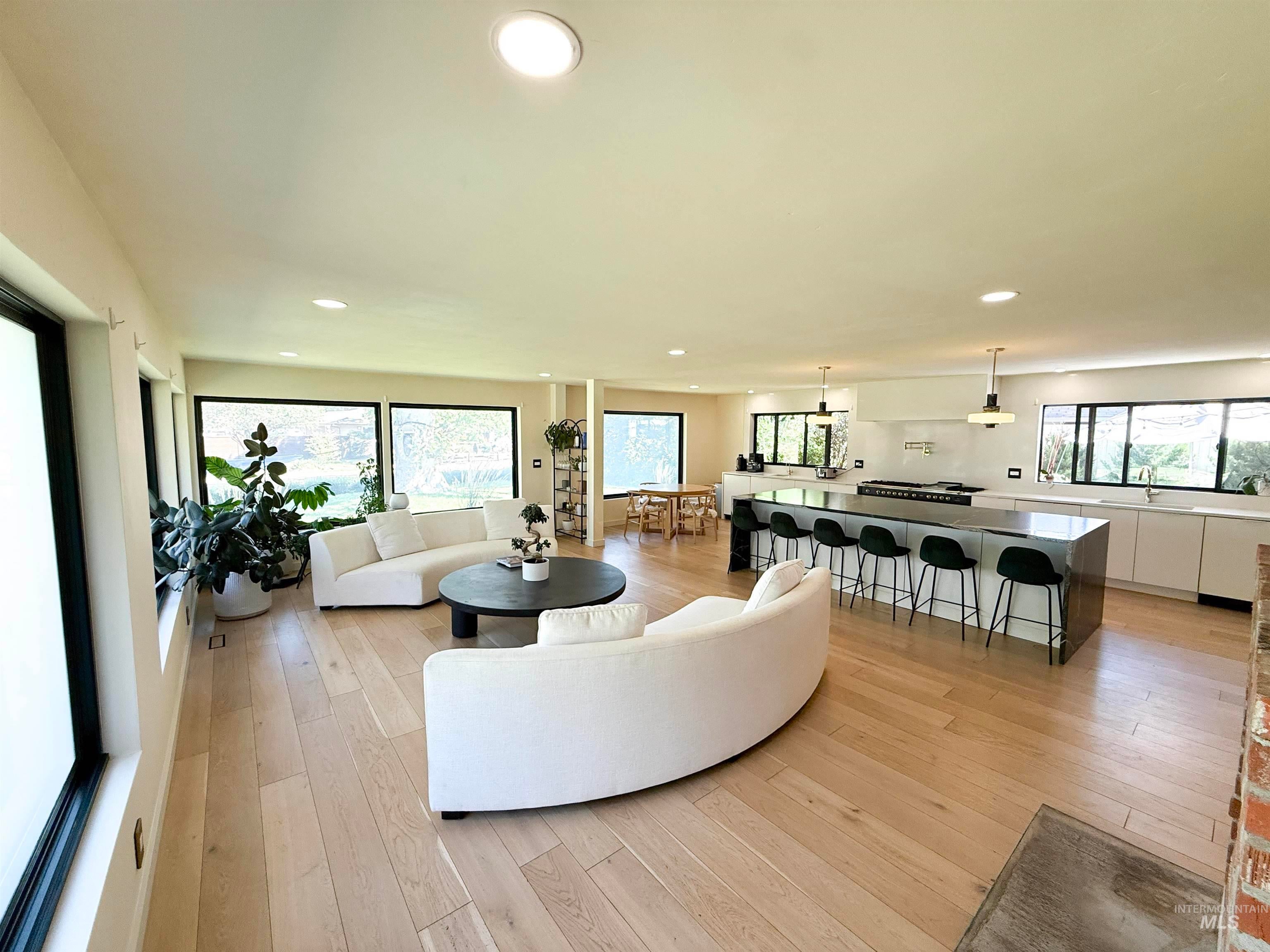 5605 W Plymouth