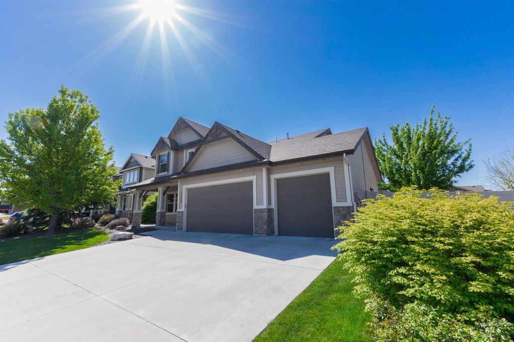 Photo of 1223 W Sandcrest Ct, Nampa, ID 83686 (MLS # 98984688)