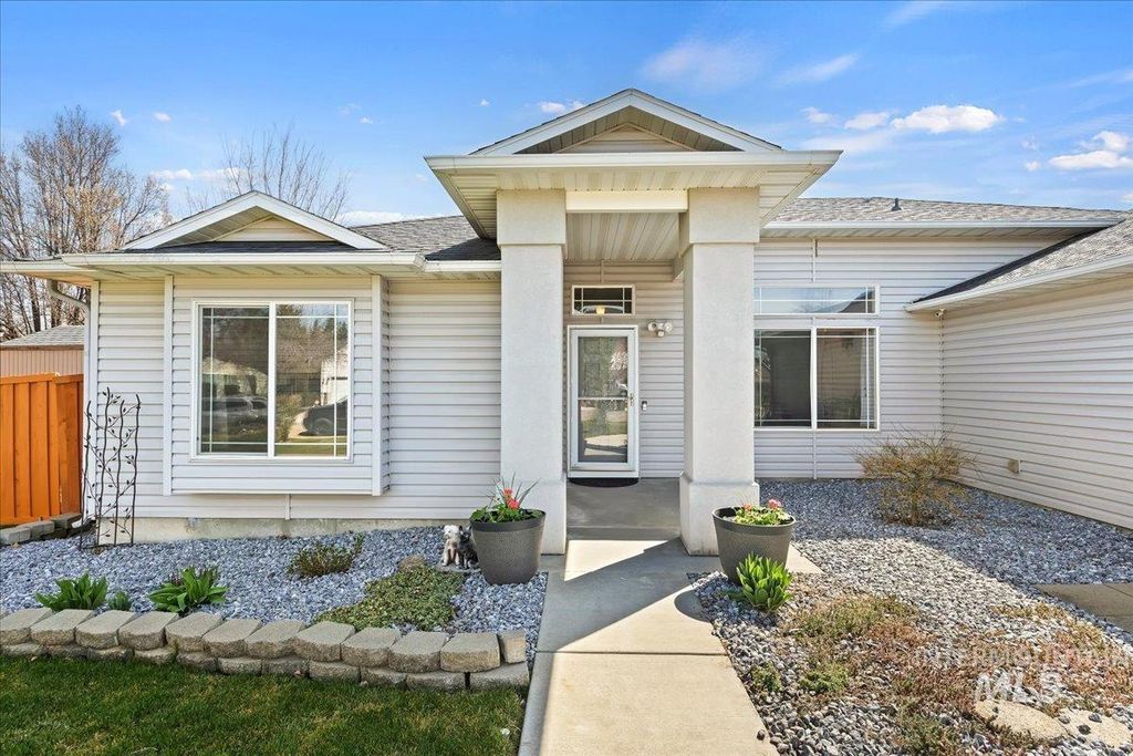 Photo of 2558 N Rough Stone, Meridian, ID 83646 (MLS # 98978944)