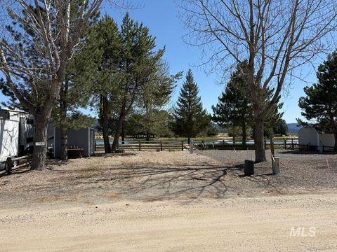 Photo of 15 P Street, Cascade, ID 83611 (MLS # 98983125)