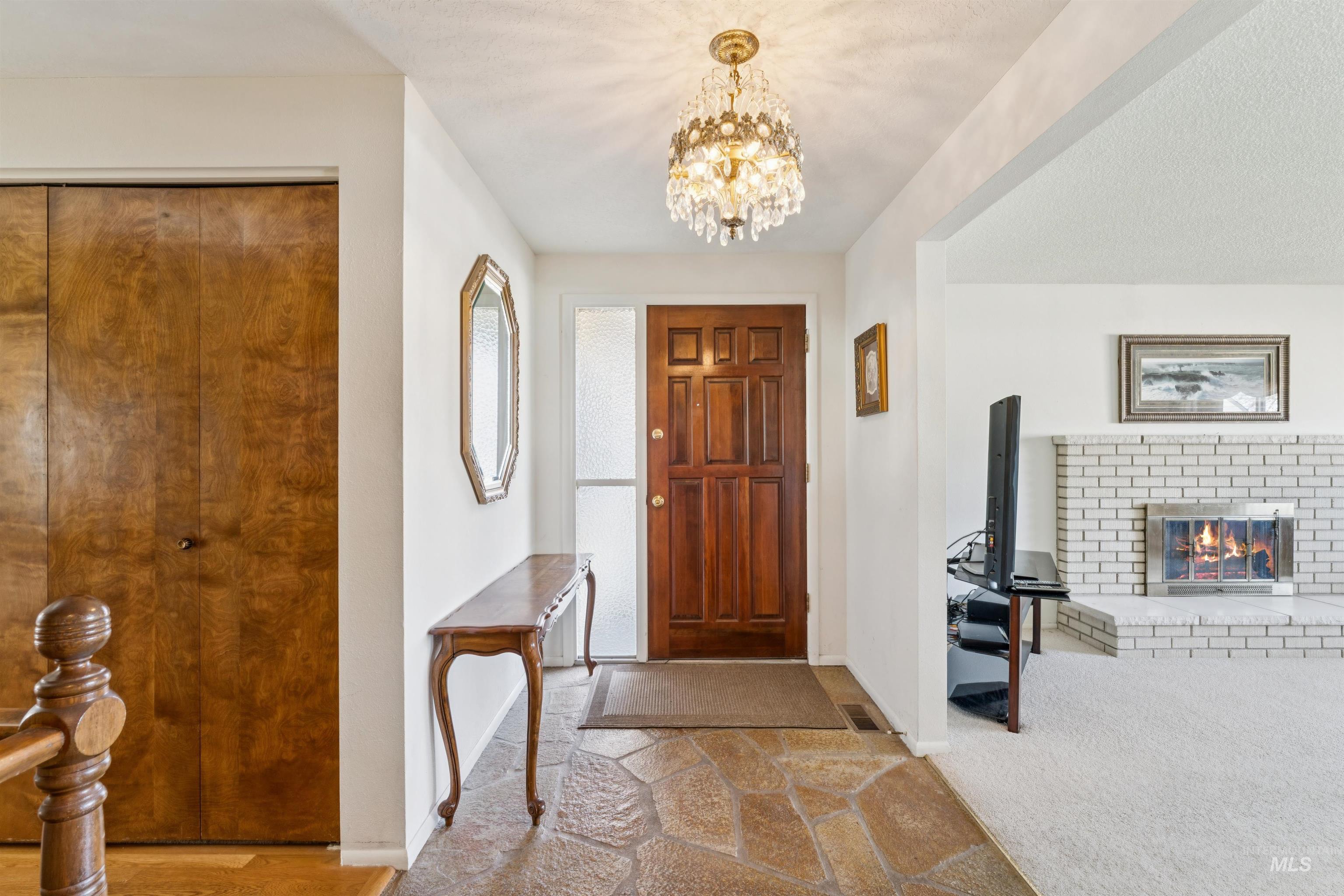 5754 N Marcliffe Ave