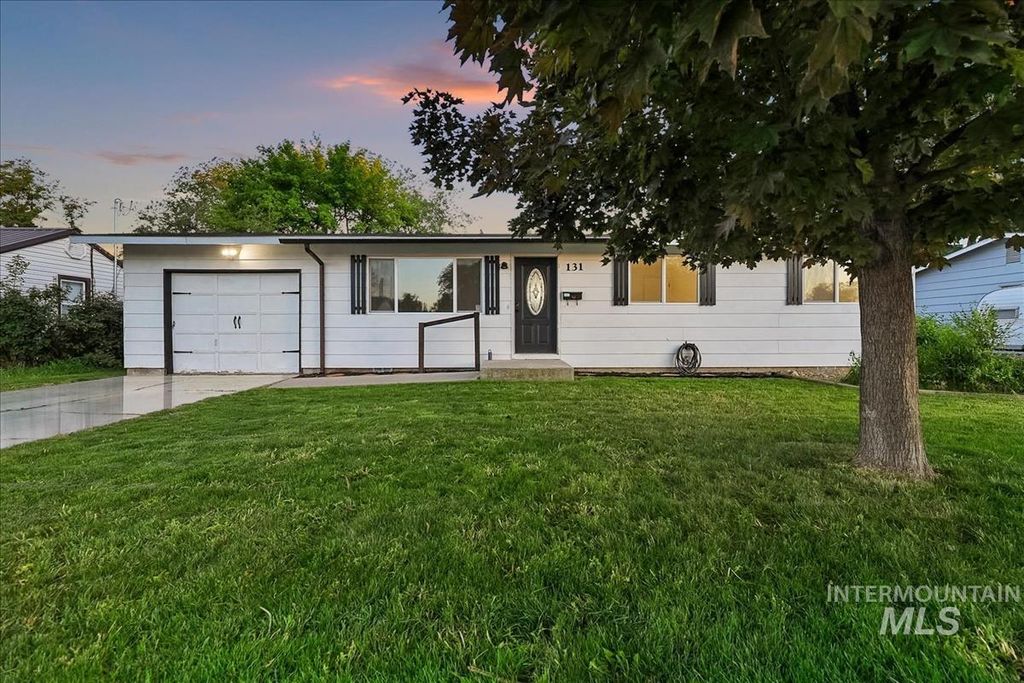 Photo of 131 Avenue Ave, Nampa, ID 83651 (MLS # 98986519)