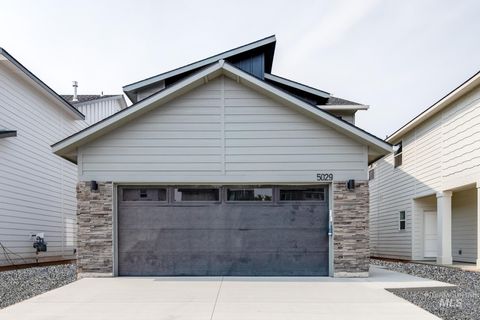Photo of 10512 W Teratai St, Star, ID 83669 (MLS # 98968147)