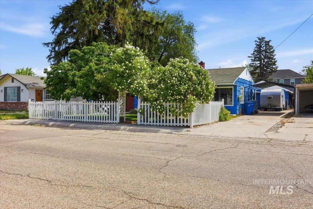 Photo of 8 N Sunset St, Nampa, ID 83651 (MLS # 98987598)