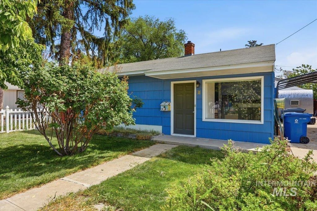 Photo of 8 N Sunset St, Nampa, ID 83651 (MLS # 98987598)