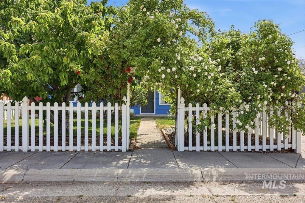 Photo of 8 N Sunset St, Nampa, ID 83651 (MLS # 98987598)