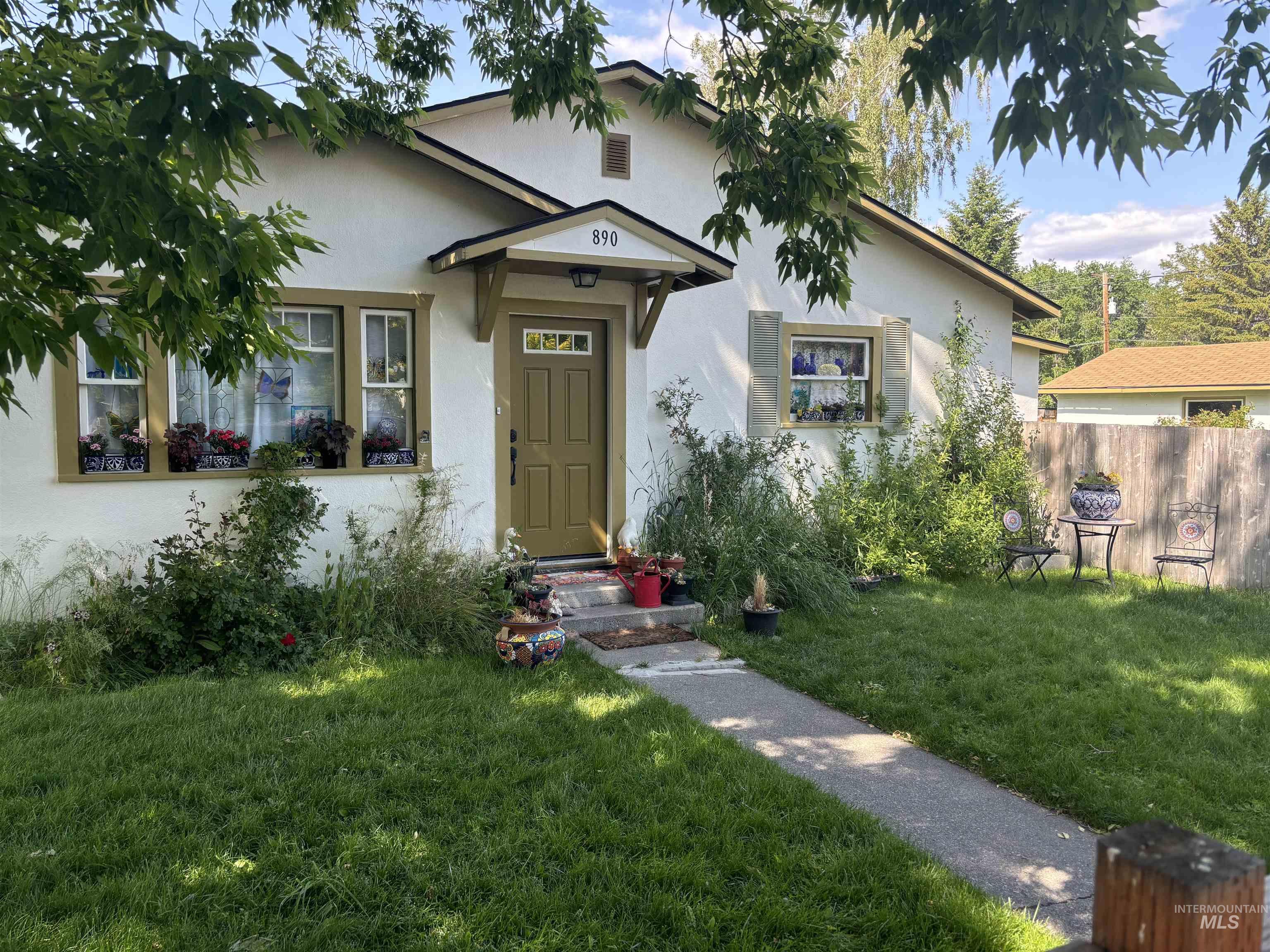 890 Valley Ave