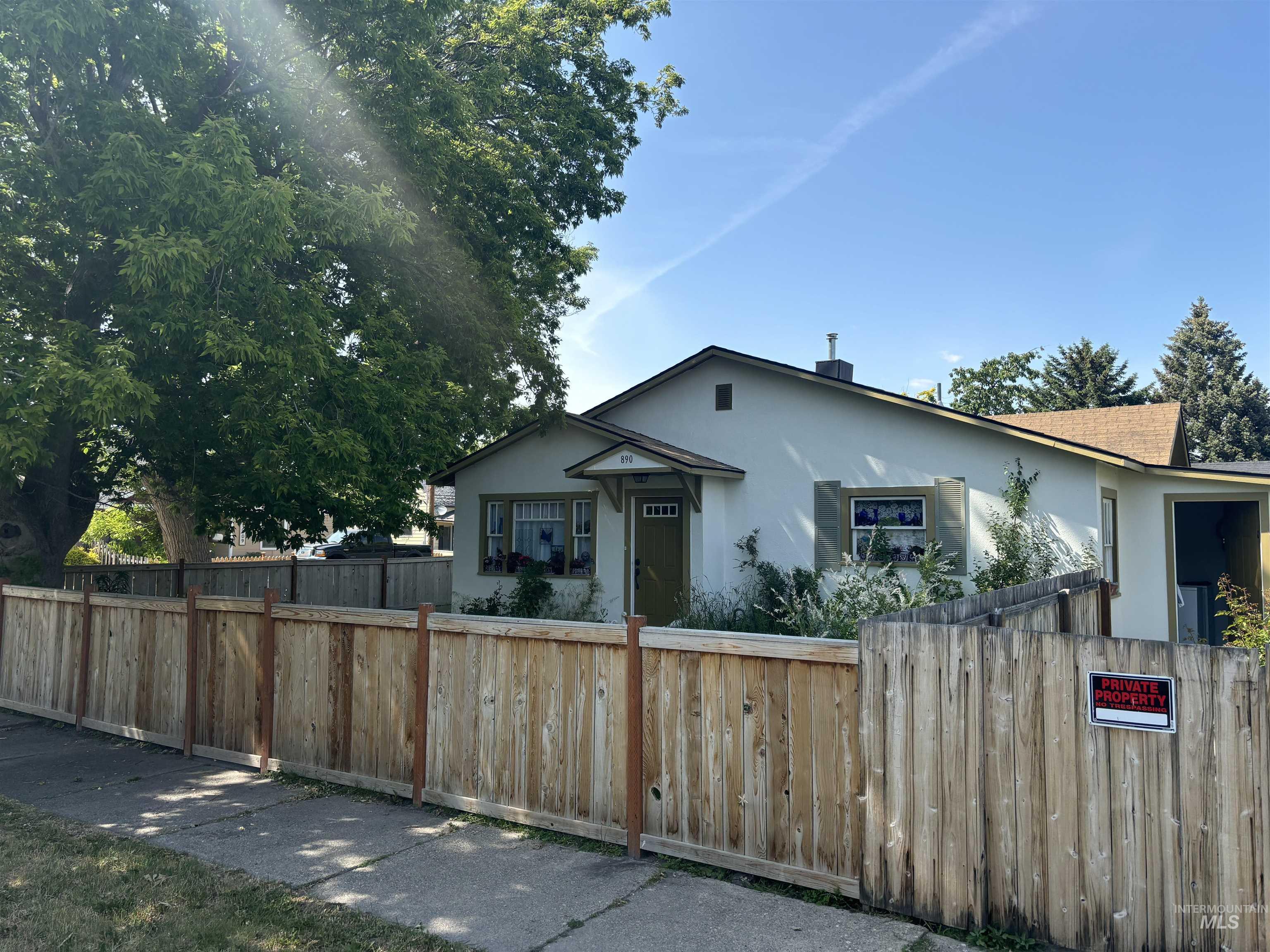 890 Valley Ave