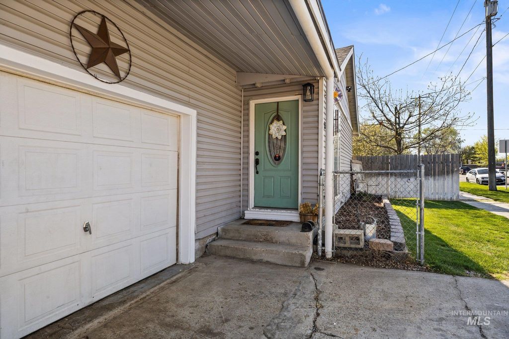 Photo of 1504 N 2nd St, Nampa, ID 83687 (MLS # 98981229)