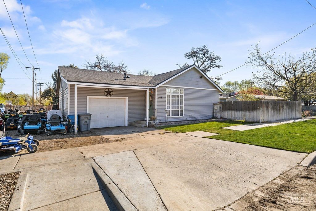 Photo of 1504 N 2nd St, Nampa, ID 83687 (MLS # 98981229)