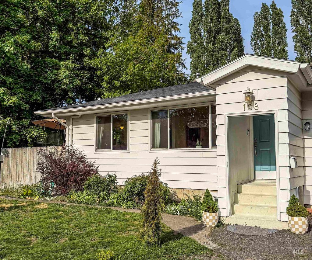 Photo of 108 N Cleveland St, Moscow, ID 83843 (MLS # 98987564)