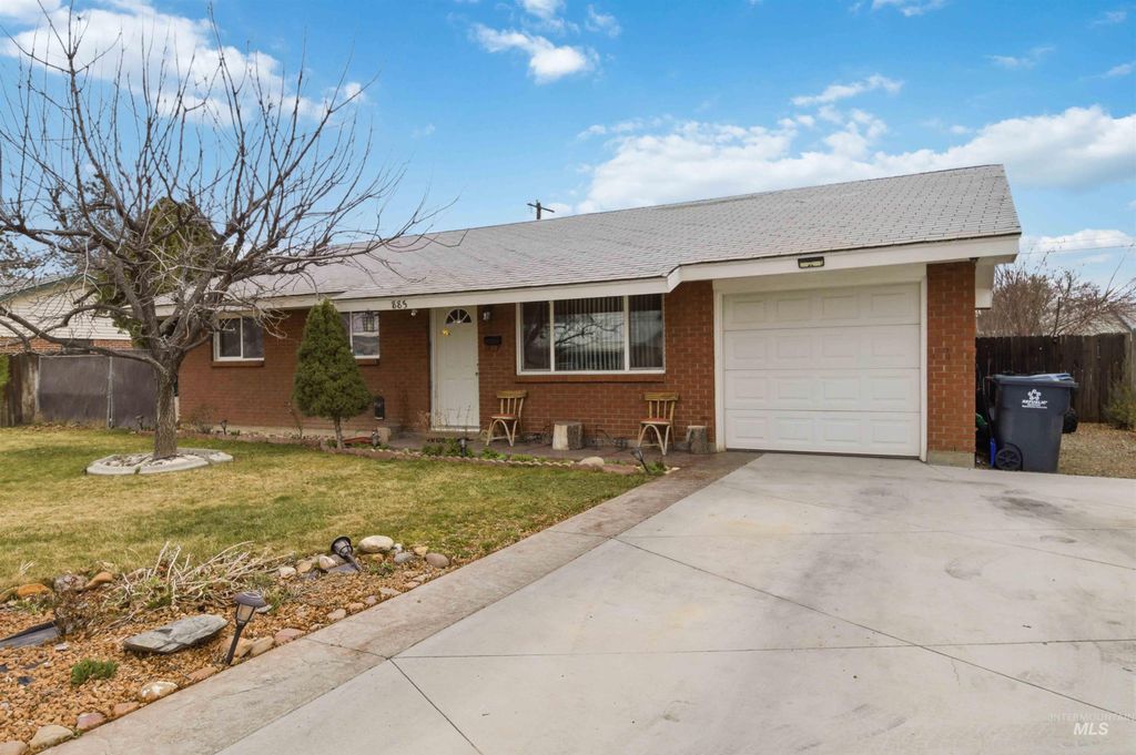 Photo of 885 E 17th N, Mountain Home, ID 83647 (MLS # 98977997)