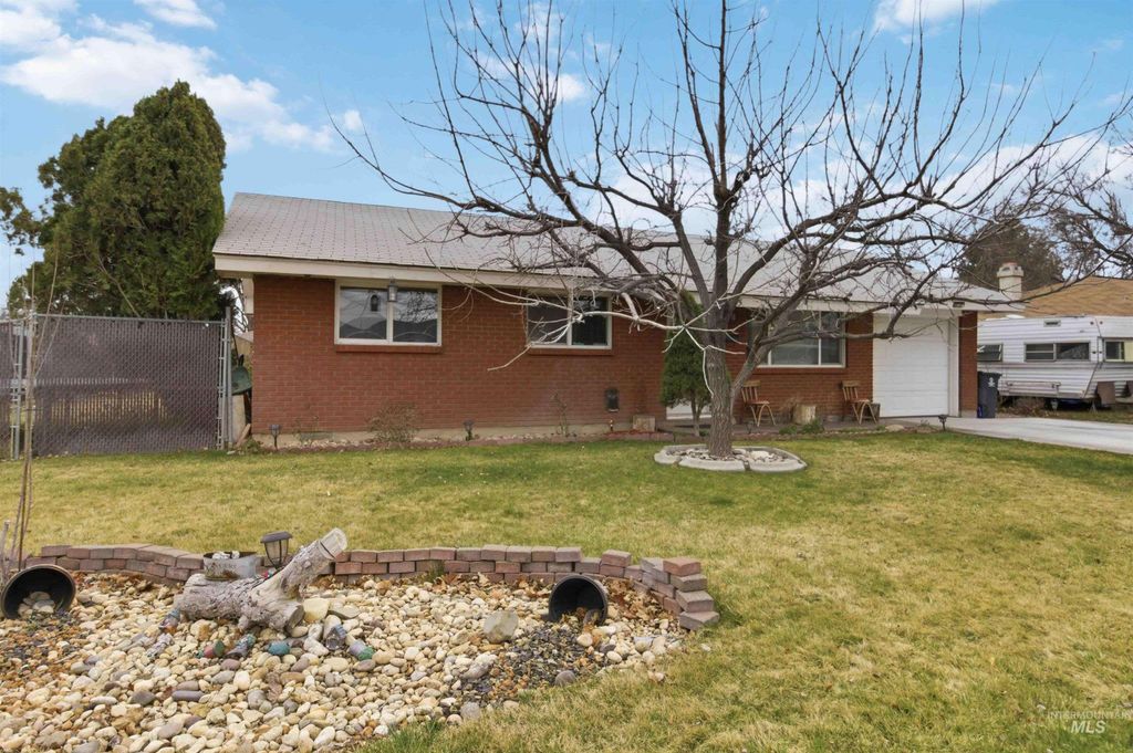 Photo of 885 E 17th N, Mountain Home, ID 83647 (MLS # 98977997)