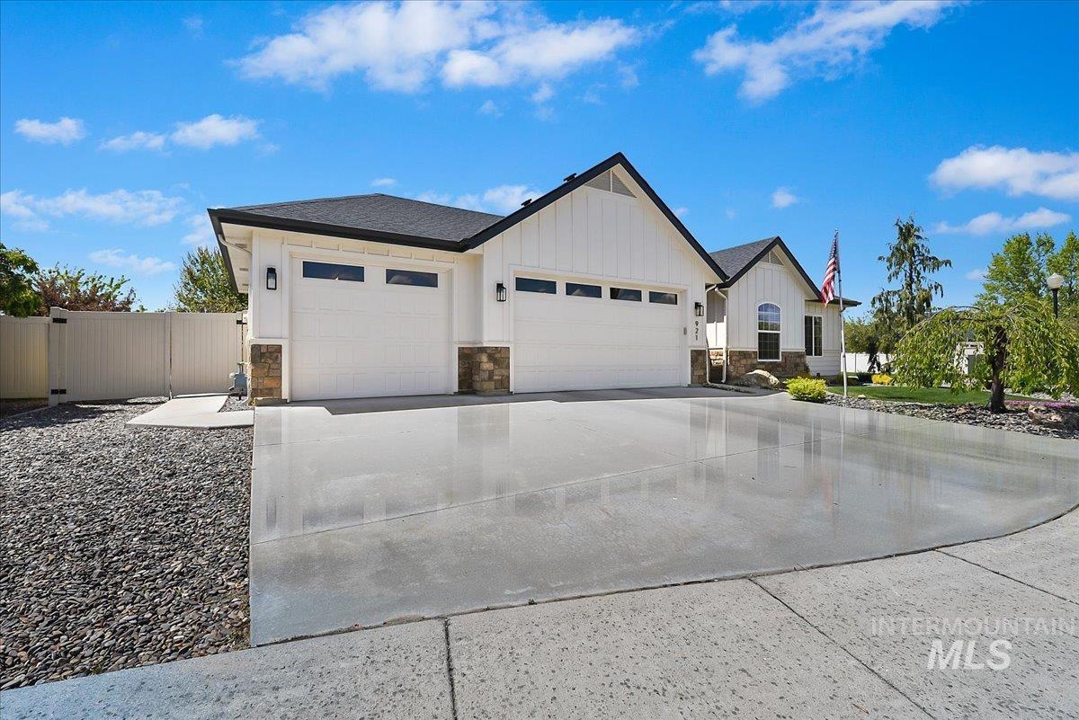 921 N Mira Way
