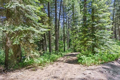 Photo of 520 Susan Road, Cascade, ID 83611 (MLS # 98990439) Photo of 520 Susan Road, Cascade, ID 83611 (MLS # 98990439)