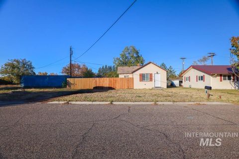 Photo of 355 NW 5th Ave, Ontario, OR 97914 (MLS # 98966386)