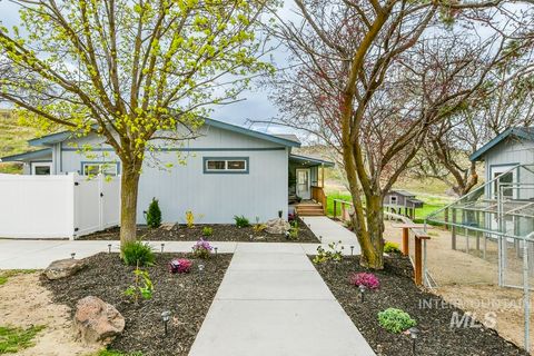 Photo of 16758 Deer Flat Rd, Caldwell, ID 83607 (MLS # 98942645)