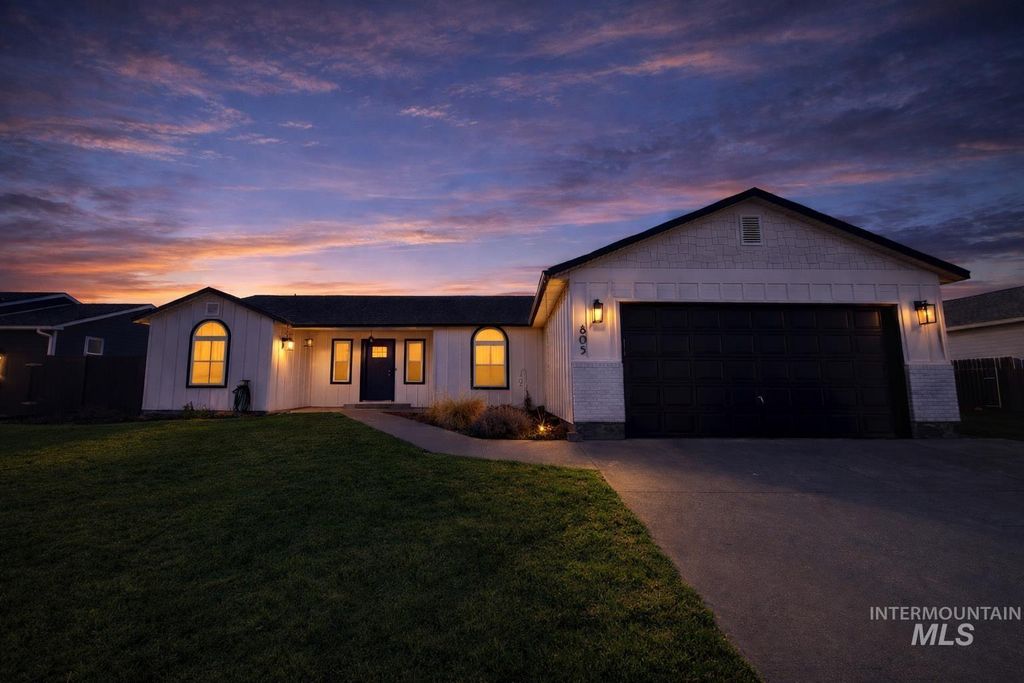 Photo of 805 SW Gregory Lane, Mountain Home, ID 83647 (MLS # 98974260)