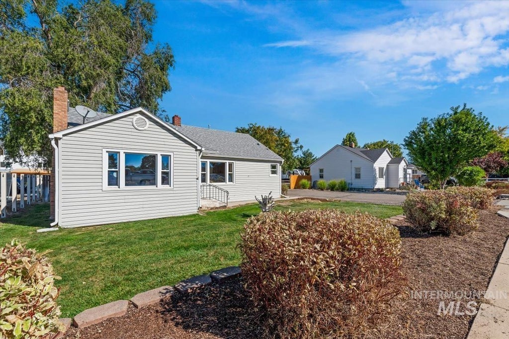 Photo of 516 E Hawaii Ave, Nampa, ID 83686 (MLS # 99002472)