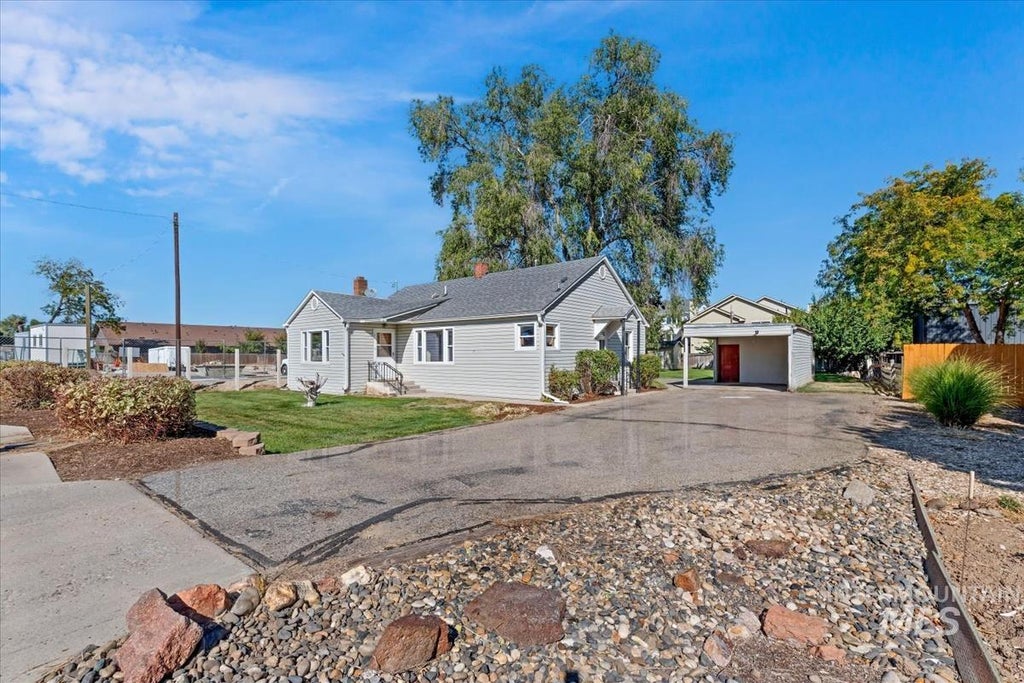 Photo of 516 E Hawaii Ave, Nampa, ID 83686 (MLS # 99002472)