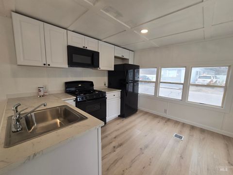 Photo of 915 S Curtis Rd #80, Boise, ID 83705 (MLS # 98972306)