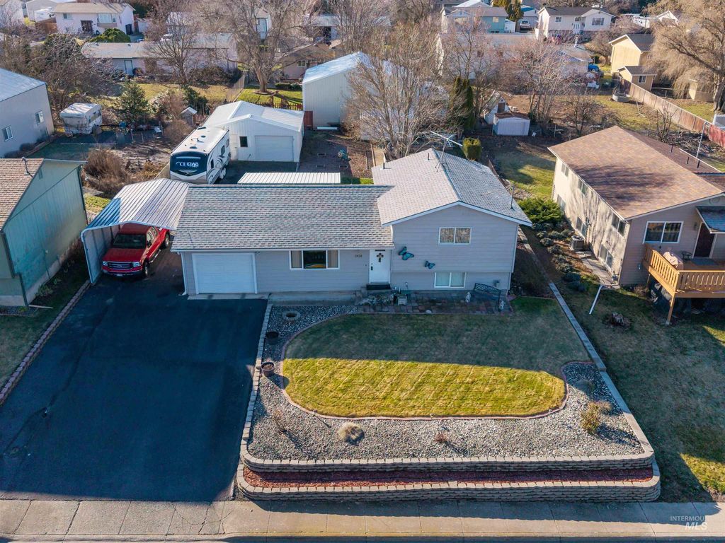 Photo of 1928 Powers Ave, Lewiston, ID 83501 (MLS # 98976056)