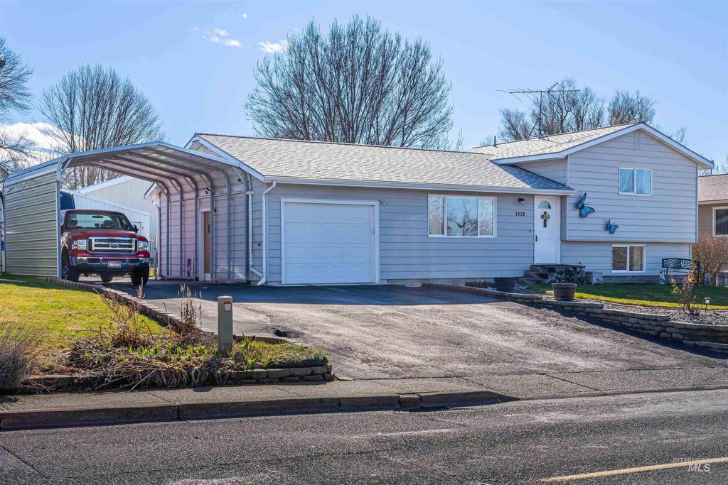 Photo of 1928 Powers Ave, Lewiston, ID 83501 (MLS # 98976056)