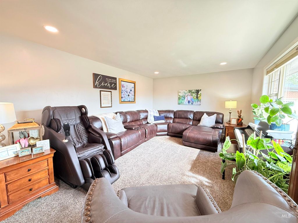 Photo of 624 20th St, Rupert, ID 83350 (MLS # 98980327)