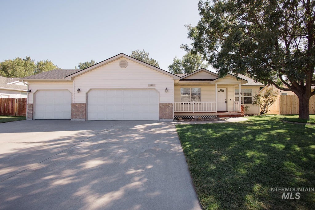 Photo of 111 NE Victor Gust Dr, Mountain Home, ID 83647 (MLS # 99001003)