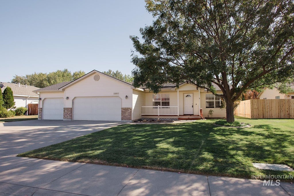 Photo of 111 NE Victor Gust Dr, Mountain Home, ID 83647 (MLS # 99001003)