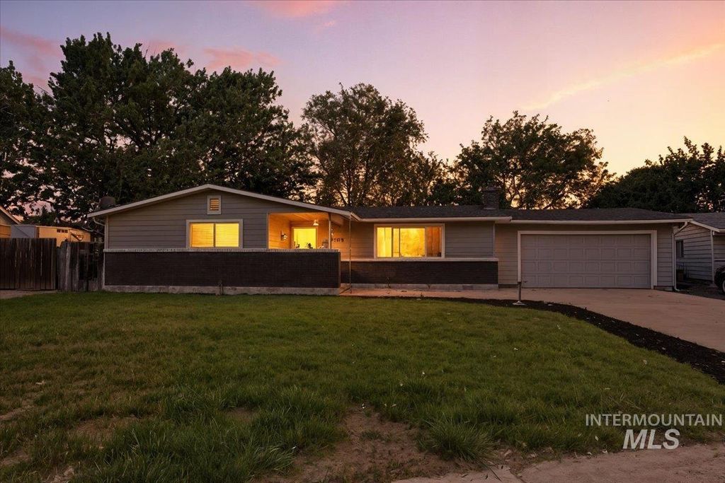 Photo of 2295 N Bird St, Boise, ID 83704 (MLS # 98976894)