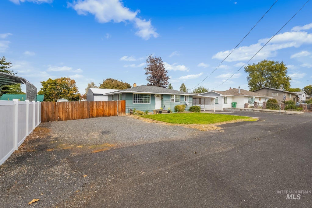 Photo of 517 Linden Dr, Lewiston, ID 83501 (MLS # 99002452)