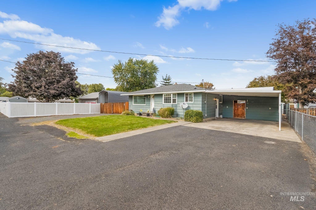 Photo of 517 Linden Dr, Lewiston, ID 83501 (MLS # 99002452)
