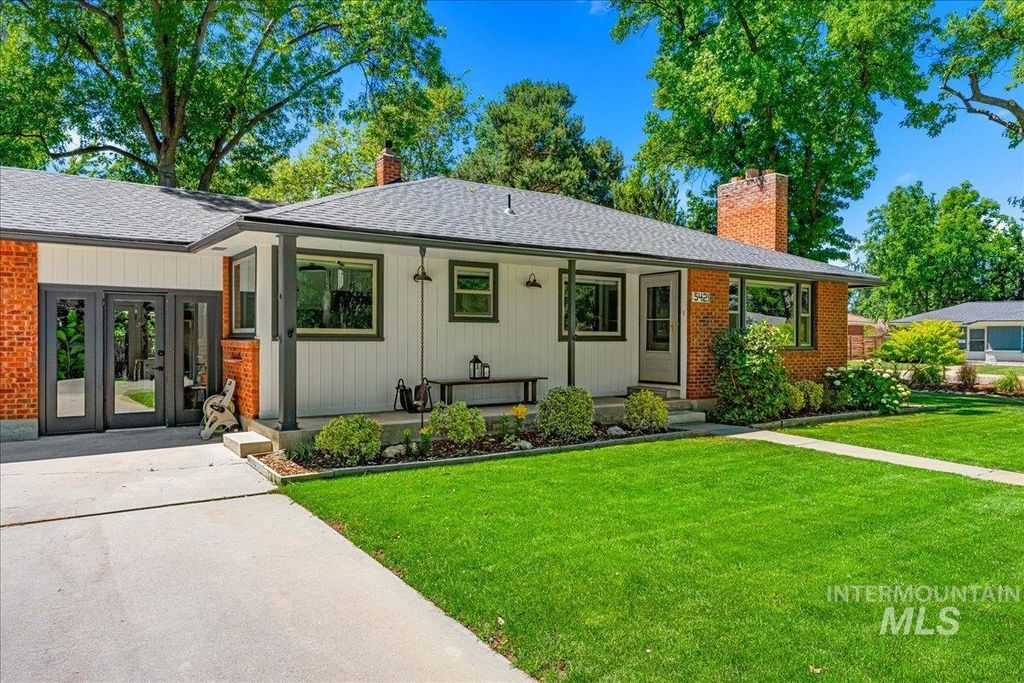Photo of 5421 W Plymouth St, Boise, ID 83706 (MLS # 98990392)