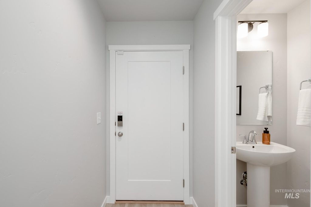 Photo of 237 Caribou Ct, Horseshoe Bend, ID 83629 (MLS # 98967465)