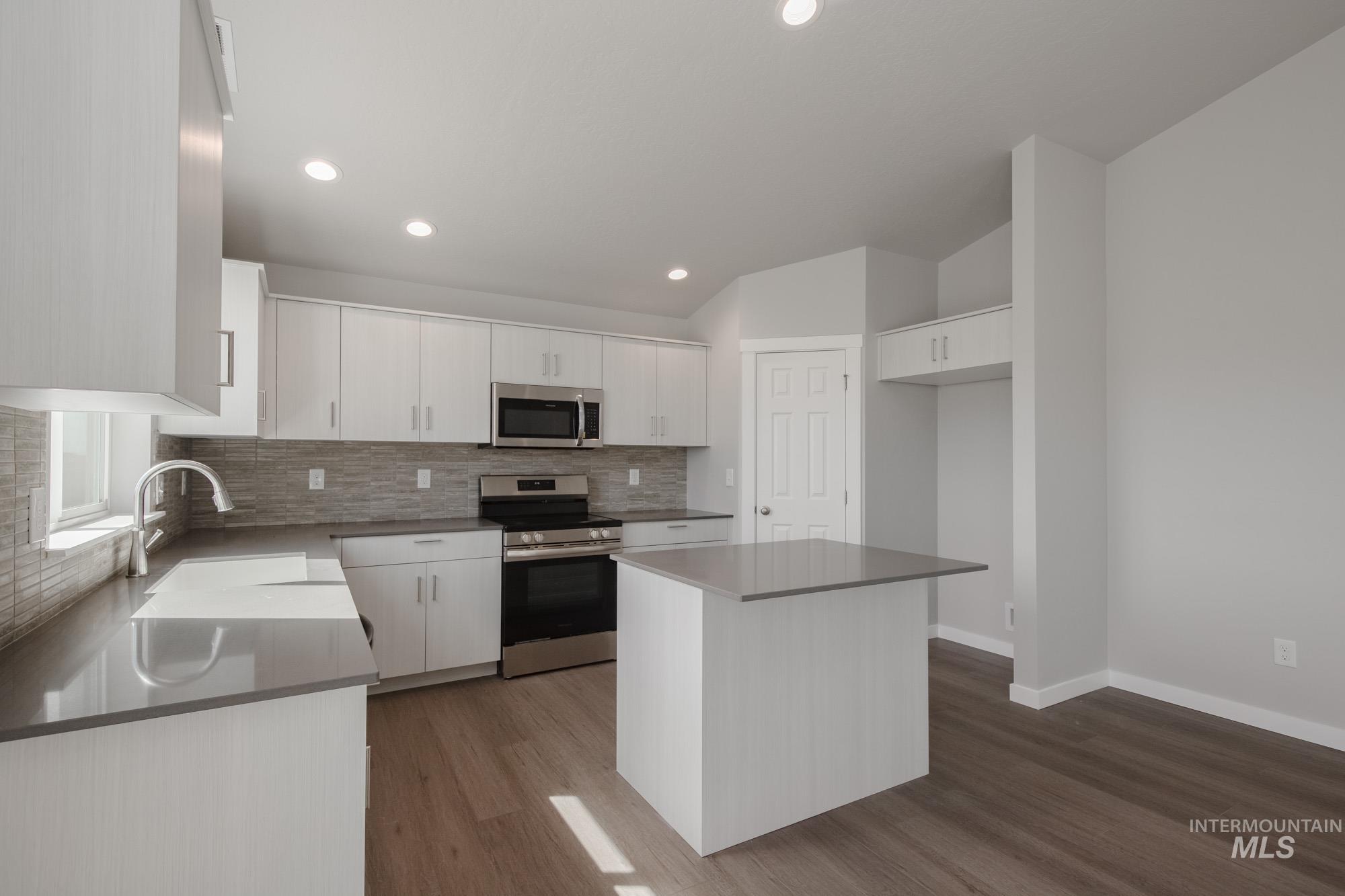 2867 E Valley Wind St