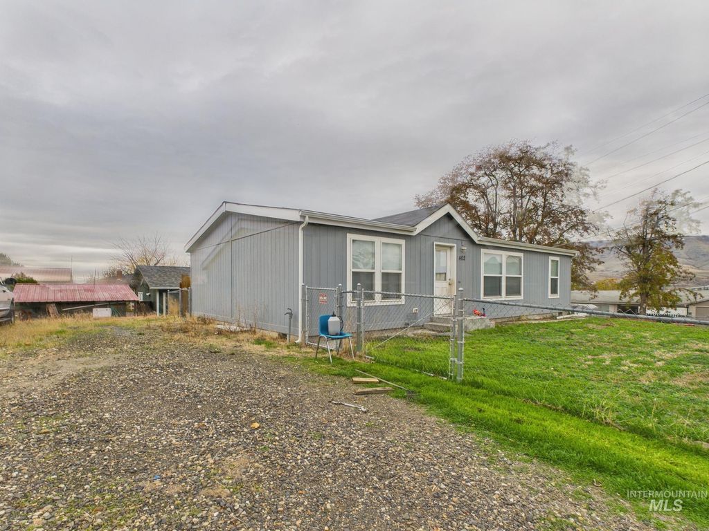 Photo of 402 29th St, Lewiston, ID 83501 (MLS # 98967623)