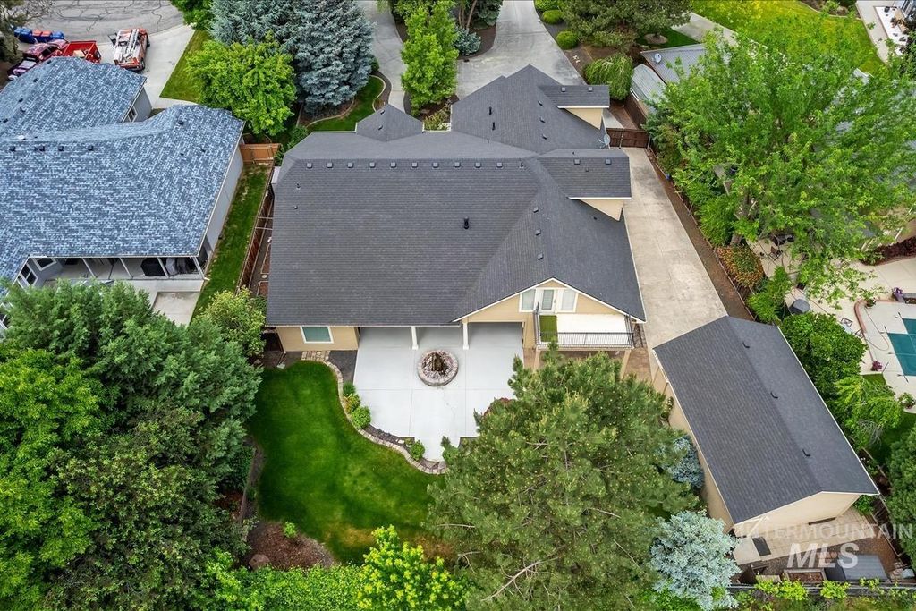 Photo of 1420 W Powder Ct, Eagle, ID 83616 (MLS # 98986236)